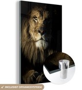 MuchoWow® Glasschilderij 80x120 cm - Schilderij acrylglas - Close-up portret van een leeuw kijkend in de camera - Foto op glas - Schilderijen