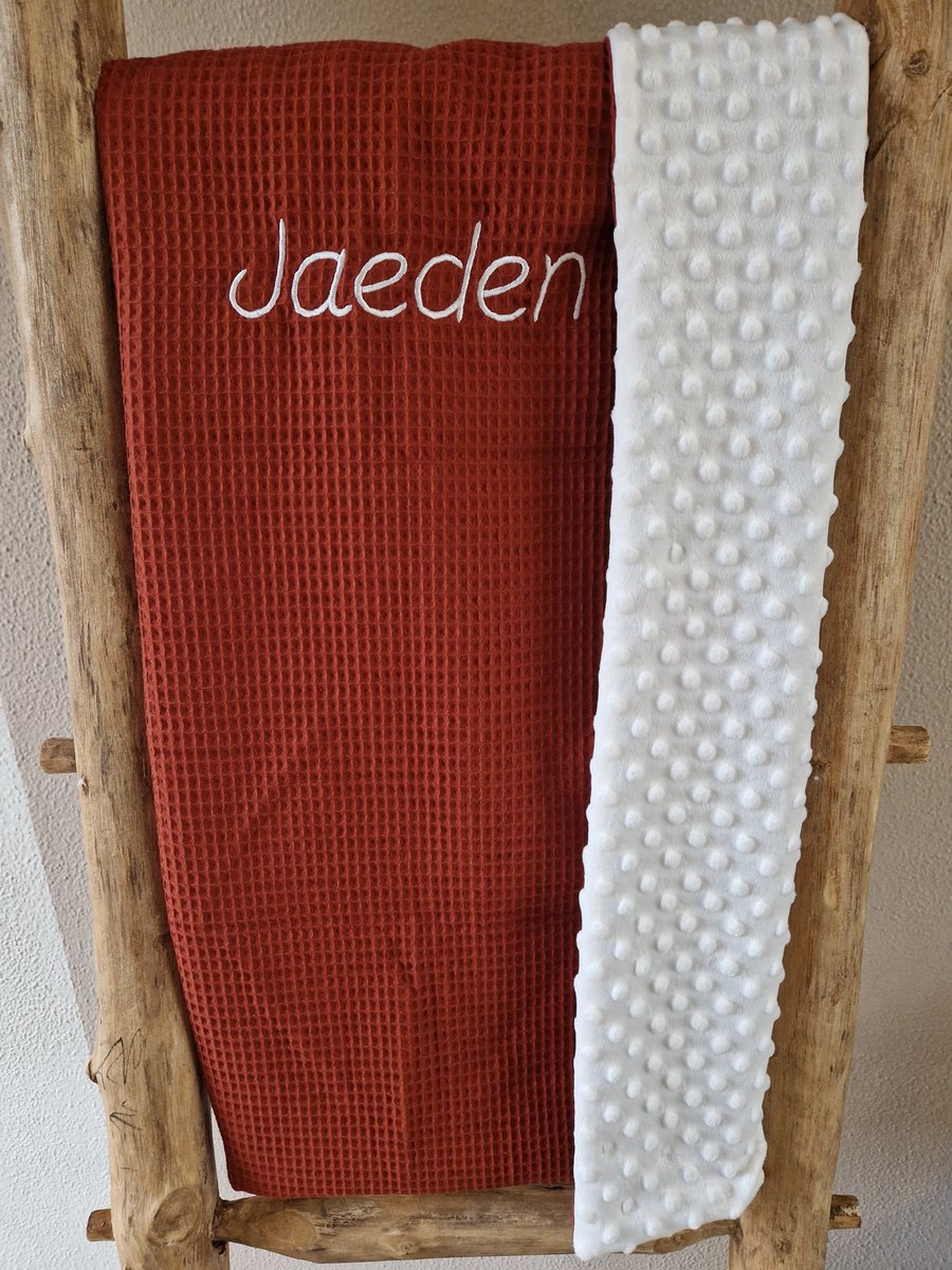 Gepersonaliseerde Baby Deken – Roest Bruin / Minky – Met Naam – Zachte Babydeken – Kinderwagen & Wieg – 100x70cm – Uniek Kraamcadeau