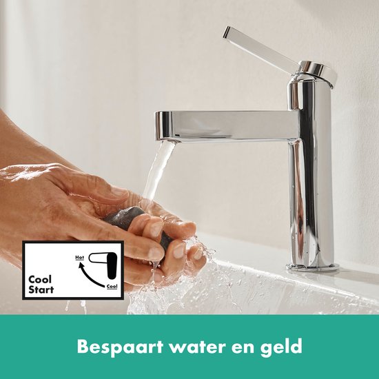 Een chromen wastafelkraan met CoolStart functie. Er zijn handen onder de kraan die water wassen.