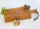 Serveerplank met Skyline van Eindhoven | Gegraveerde houten snijplank, hapjesplank, borrelplank met handvat | Cadeau, geschenk