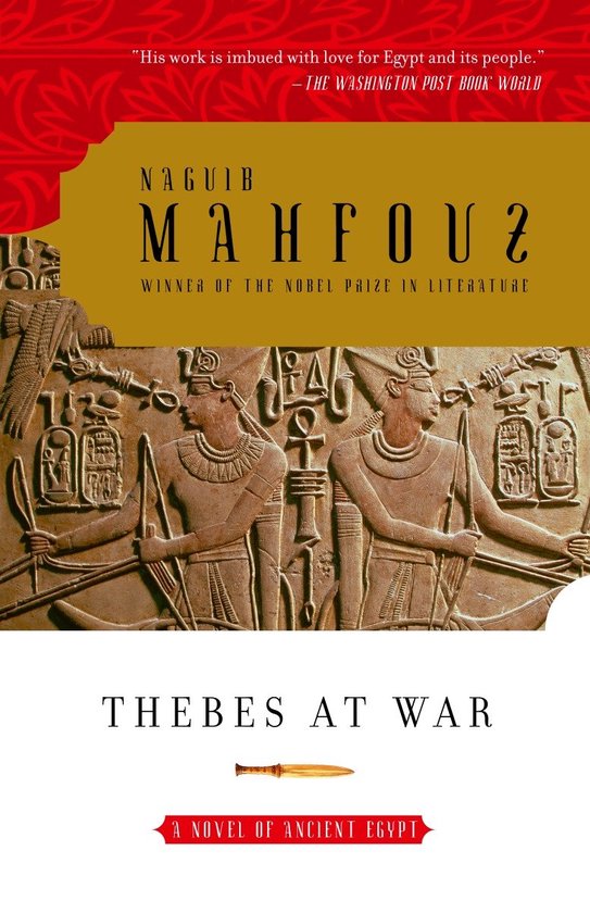 Boek "Thebes At War" van Naguib Mahfouz, winnaar Nobelprijs Literatuur, met Egyptische hiëroglyfen en twee krijgers op de cover.