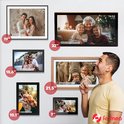 Diverse digitale fotolijsten in verschillende formaten met familiefoto's. Een man kijkt naar een lijst.