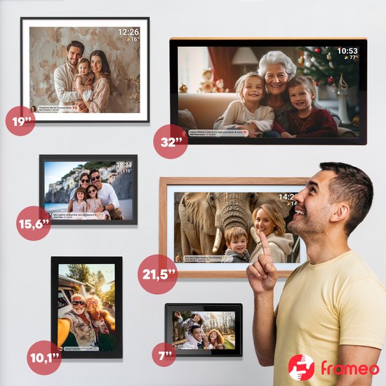 Diverse digitale fotolijsten in verschillende formaten met familiefoto's. Een man kijkt naar een lijst.