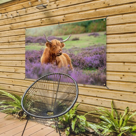 Un montagnard écossais se trouve parmi les fleurs violettes.Affiche de jardin 120x80 cm - Toile de jardin / Toile d'extérieur / Peintures d'extérieur (décoration de jardin)