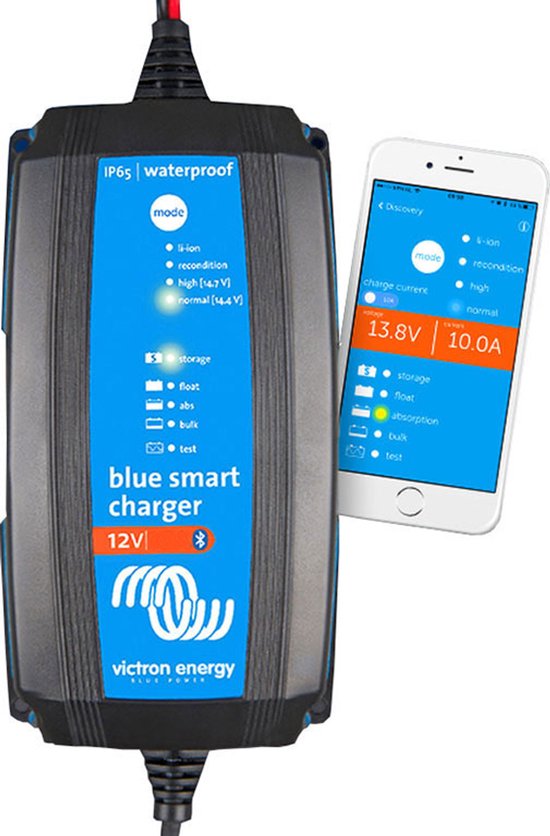 Blauwe Victron Blue Smart Charger 12V acculader met smartphone waarop laadstatus wordt getoond.