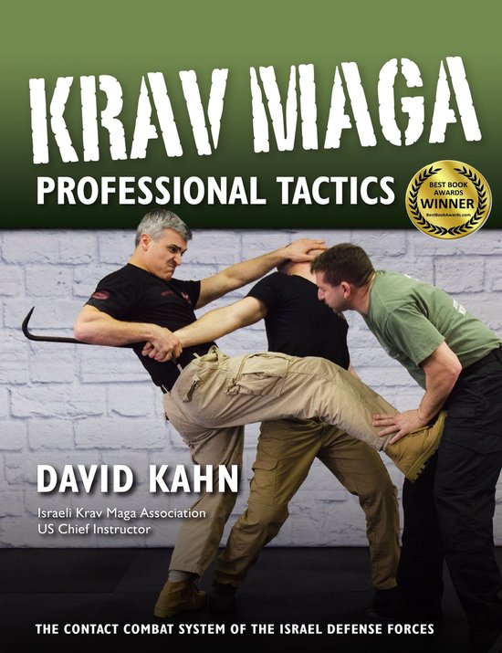 Boek met de titel 'Krav Maga Professional Tactics'. Twee mannen trainen zelfverdedigingstechnieken met een man die een koevoet vasthoudt.