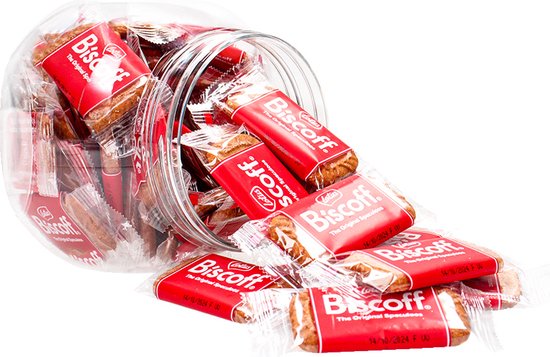 Een transparante pot met een rode deksel, gevuld met individueel verpakte Biscoff koekjes. Een paar koekjes liggen voor de pot.