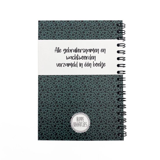 Groen notitieboek met spikkelpatroon. Wit vlak met tekst: 'Alle gebruikersnamen en wachtwoorden verzameld in één boekje' en een cirkelvormig label.