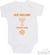 100% katoenen Romper "Hup Holland AANVALLUHH!!" EK Voetbal Europees Kampioen Kampioenschap Oranje Unisex Katoen Wit/oranje Maat 56/62