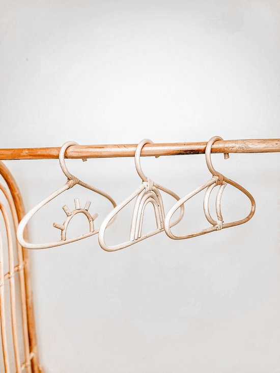 Jean's goods rotan kinderkledinghangers set - 3 stuks - kleerhangers - duurzaam - rattan - baby hangers - baby kledinghangers - kinder kledinghanger - baby kleding hangers - bamboe - babykameraccessoires - baby cadeau - kraamcadeau — afbeelding 5