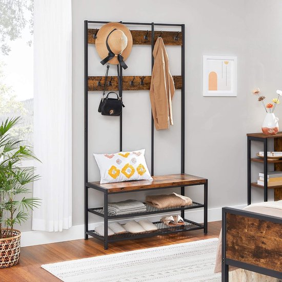 Slaapkamer met kapstok met bruine houten planken en zwart metalen frame, met hoed, kleding, en schoenen op de rekken.
