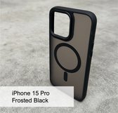 Frosted Black Telefoonhoesje geschikt voor iPhone 15 Pro - Zwart met Zwarte Rand telefoonhoesje - magsafe - Camera bescherming - back case - iPhone 15 Pro backcase met Magsafe - iPhone 15 Pro transparante telefoonhoes.
