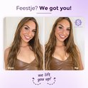 Voor en na foto van een vrouw met lang bruin haar die een beige plak-bh draagt. Benadrukt de liftende werking.