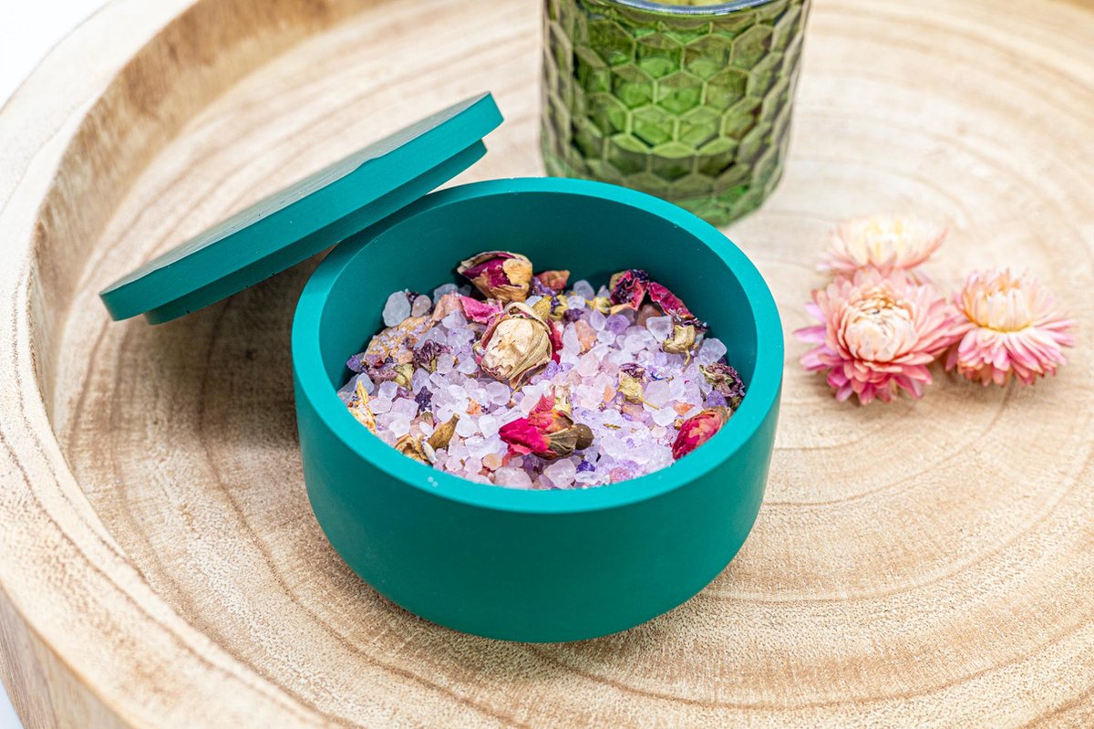 LiZ-e Badzout mix met heidebloemen lavendel korenbloemen en paarse rozenblaadjes 1 kg Badzout Verzachtend Zuiverend Rustgevend Wellness Relaxatie Verzorging Spa Ontstressen Kalmerend Luxe Verzorging