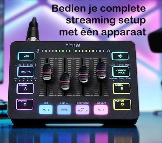 Fifine SC-3 mixer op een bureau met microfoon, toetsenbord en gamecontroller, voor een complete streaming setup.