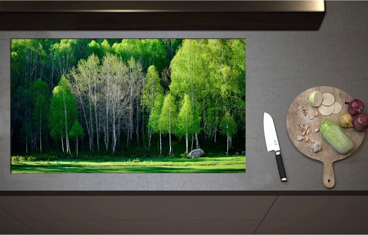 Inductieplaat Beschermer - Aan de Rand van Bos Vol Felgroene Bomen - 95x55 cm - 2 mm Dik - Inductie Beschermer - Bescherming Inductiekookplaat - Kookplaat Beschermer van Wit Vinyl
