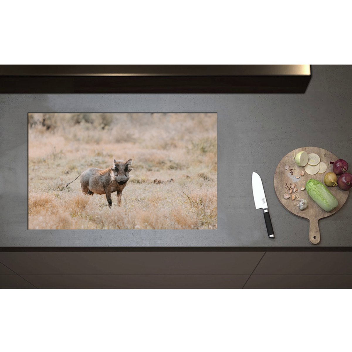Inductieplaat Beschermer - Aankijkend Zwijn in Droog Afrikaans Landschap - 80x50 cm - 2 mm Dik - Inductie Beschermer - Bescherming Inductiekookplaat - Kookplaat Beschermer van Wit Vinyl