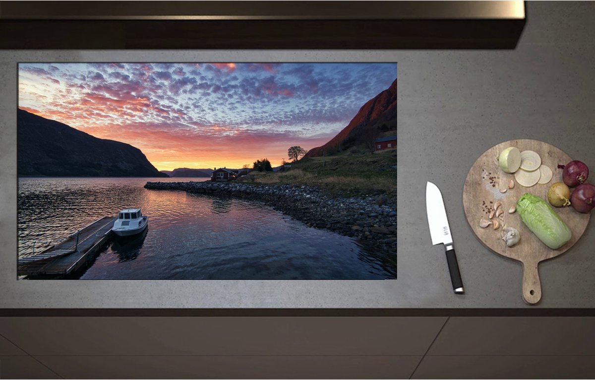 Inductieplaat Beschermer - Aangemeerd Wit Vissersbootje bij Bergen in Noorwegen Vroeg op de Avond - 95x55 cm - 2 mm Dik - Inductie Beschermer - Bescherming Inductiekookplaat - Kookplaat Beschermer van Wit Vinyl