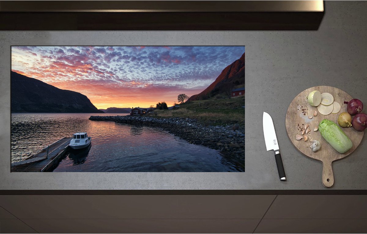 Inductieplaat Beschermer - Aangemeerd Wit Vissersbootje bij Bergen in Noorwegen Vroeg op de Avond - 95x52 cm - 2 mm Dik - Inductie Beschermer - Bescherming Inductiekookplaat - Kookplaat Beschermer van Zwart Vinyl