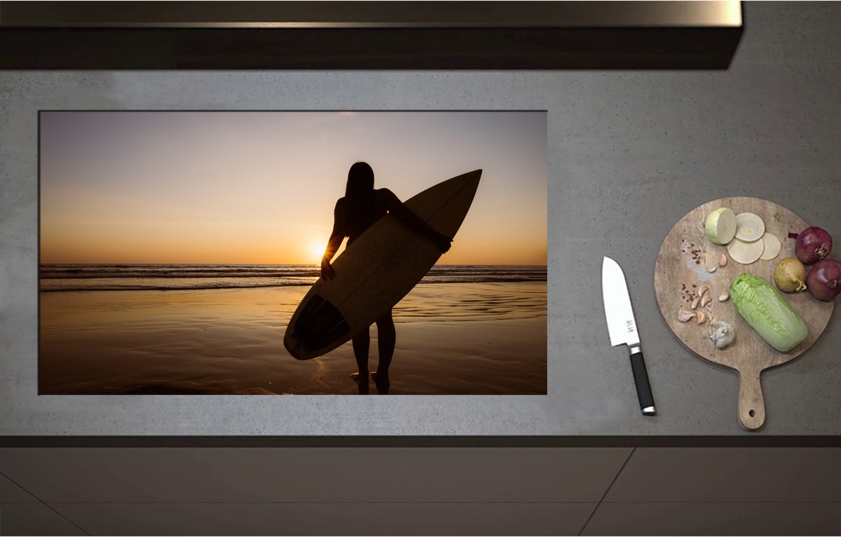 Inductieplaat Beschermer - Achteraanzicht van Surfer lopend over het Strand - 90x51 cm - 2 mm Dik - Inductie Beschermer - Bescherming Inductiekookplaat - Kookplaat Beschermer van Wit Vinyl