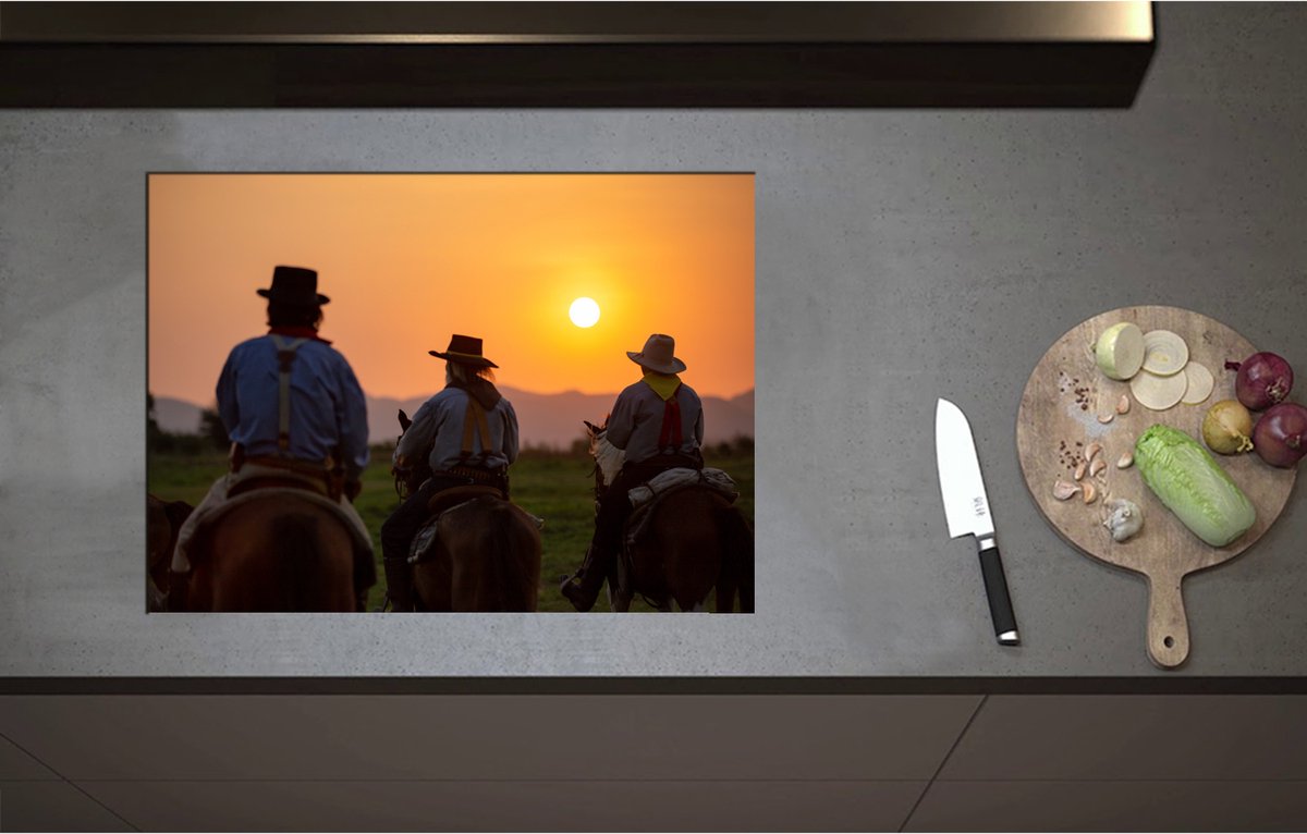 Inductieplaat Beschermer - Achteraanzicht van Drie Cowboys op Paarden tijdens Felle Zonsondergang - 70x51 cm - 2 mm Dik - Inductie Beschermer - Bescherming Inductiekookplaat - Kookplaat Beschermer van Zwart Vinyl