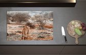 Inductieplaat Beschermer - Achteraanzicht van Sluipende Leeuw in Afrikaans Landschap - 80x52 cm - 2 mm Dik - Inductie Beschermer - Bescherming Inductiekookplaat - Kookplaat Beschermer van Zwart Vinyl