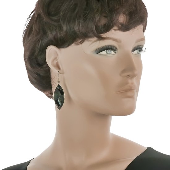 Mannequin met oogschaduw en zwarte oorbellen met schelpen