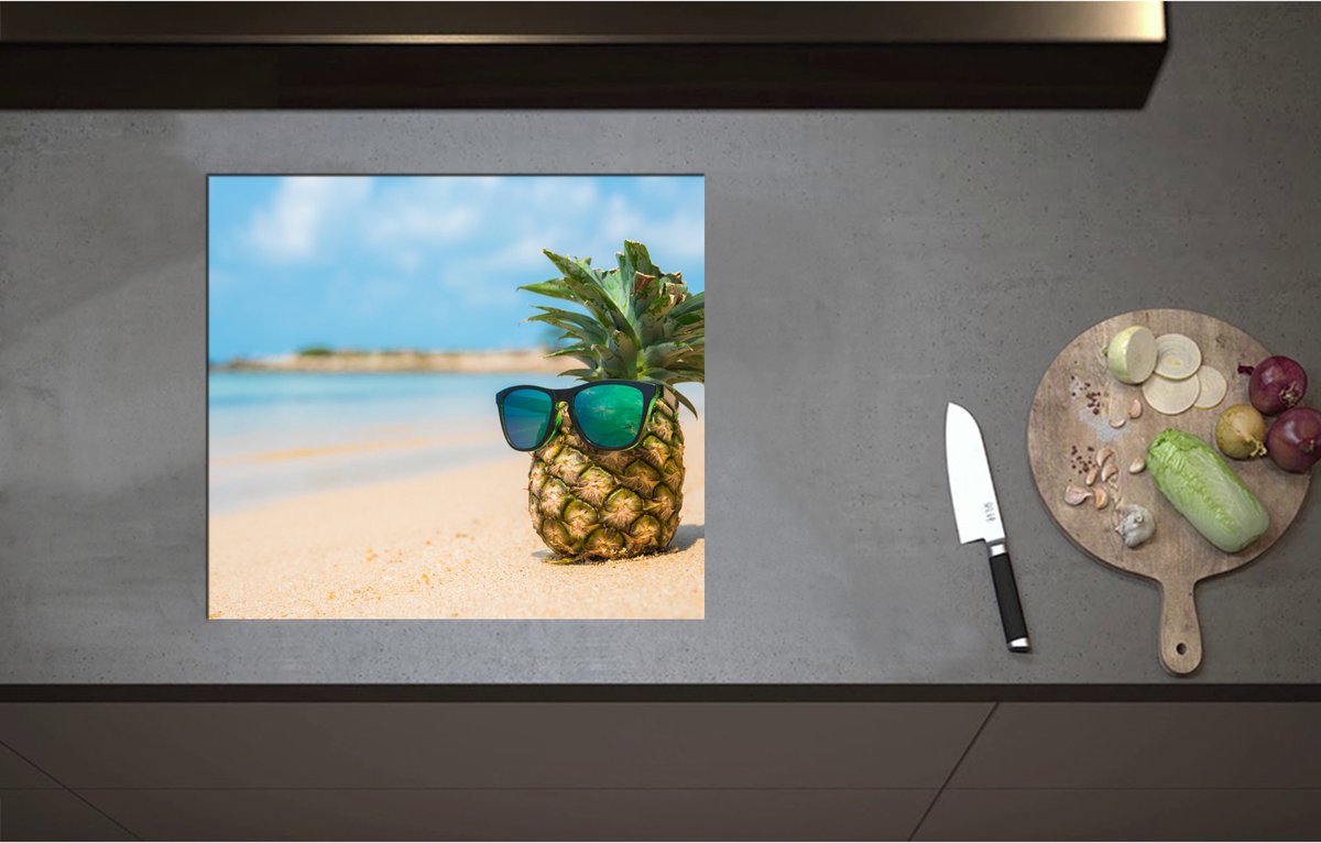 Inductieplaat Beschermer - Ananas met Zonnebril Chillend op het Strand - 57x51 cm - 2 mm Dik - Inductie Beschermer - Bescherming Inductiekookplaat - Kookplaat Beschermer van Wit Vinyl