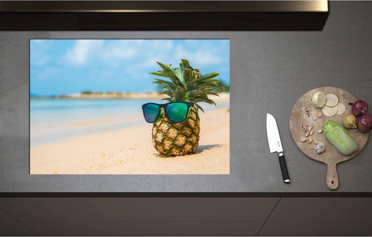 Inductieplaat Beschermer - Ananas met Zonnebril Chillend op het Strand - 80x55 cm - 2 mm Dik - Inductie Beschermer - Bescherming Inductiekookplaat - Kookplaat Beschermer van Zwart Vinyl