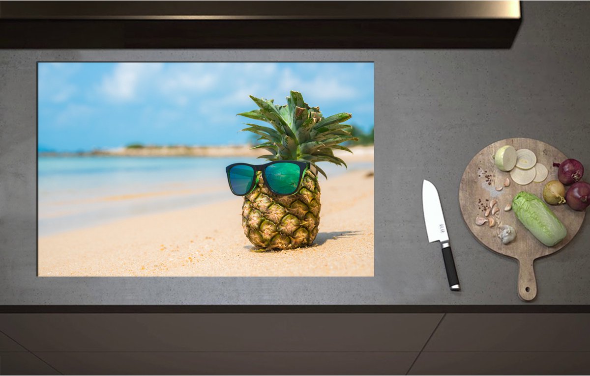 Inductieplaat Beschermer - Ananas met Zonnebril Chillend op het Strand - 85x55 cm - 2 mm Dik - Inductie Beschermer - Bescherming Inductiekookplaat - Kookplaat Beschermer van Zwart Vinyl