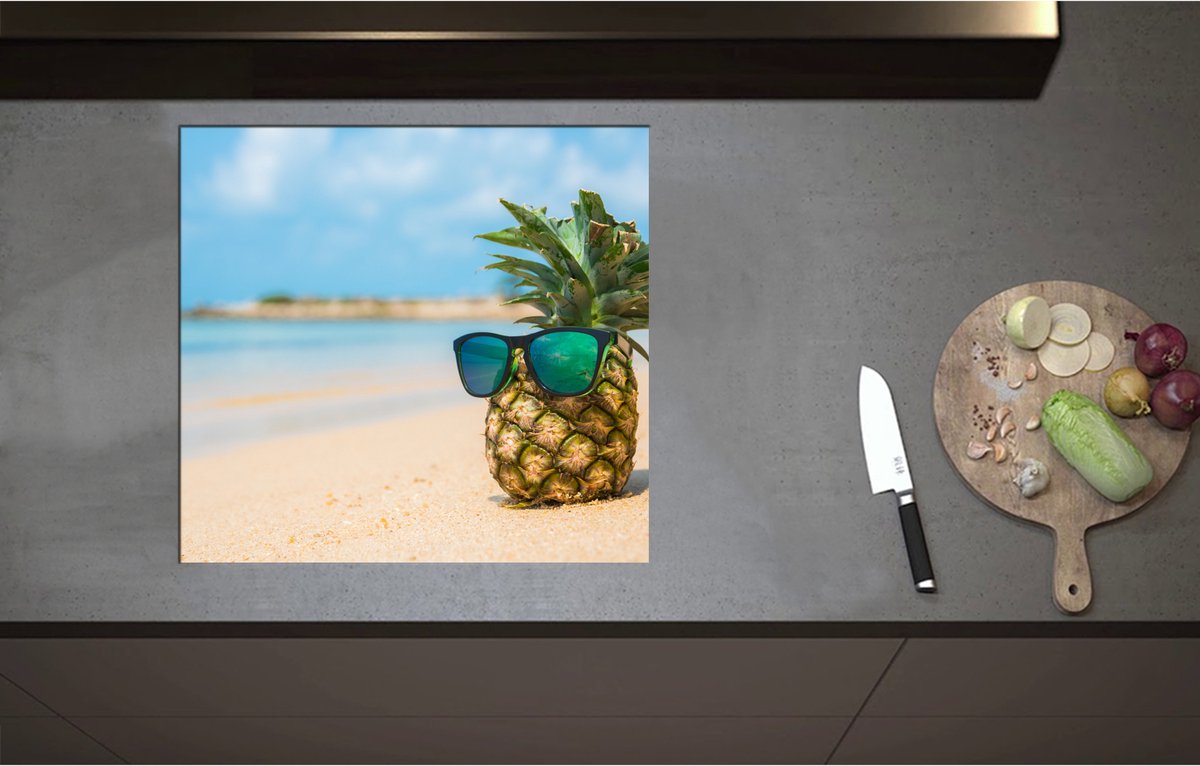 Inductieplaat Beschermer - Ananas met Zonnebril Chillend op het Strand - 59x55 cm - 2 mm Dik - Inductie Beschermer - Bescherming Inductiekookplaat - Kookplaat Beschermer van Zwart Vinyl