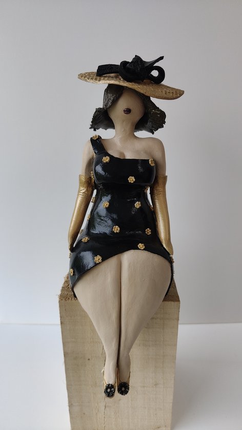 Anjana-zwarte jurk met gouden handschoenen-Beeld dikke dame-zittend beeld -handgemaakt-klei-nederlands product- 33cm hoog-decoratie interieur-ongewoonbijzonder-kunst-uniek beeld-dikke dames