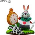Witte konijn met bril, vest met hart, naast een gele zakhorloge en een bordje 'I'm late, I'm late'.