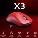 Een rode gaming muis met USB-ontvanger, met tekst 'X3' en iconen voor lichtgewicht ontwerp en connectiviteit.