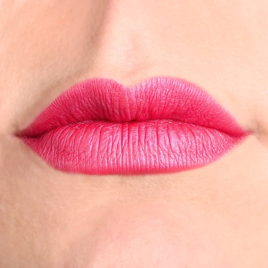 Close-up van volle, roze lippen met glanzende, fuchsia lippenstift.