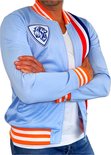 Lichtblauwe retro trainingsjas met oranje, witte en marineblauwe strepen op de mouwen en zijkanten. Met leeuw embleem op de borst.