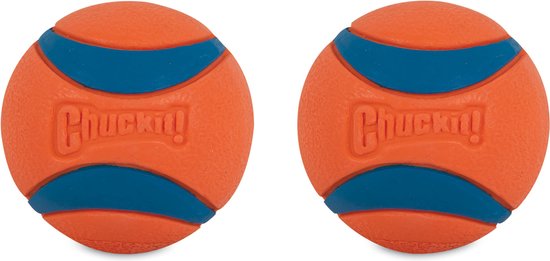 Twee oranje Chuckit! ballen met blauwe strepen op een witte achtergrond.