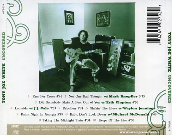 Tony Joe White speelt gitaar in een kamer, met albumtitel UNCOVERED bovenaan.