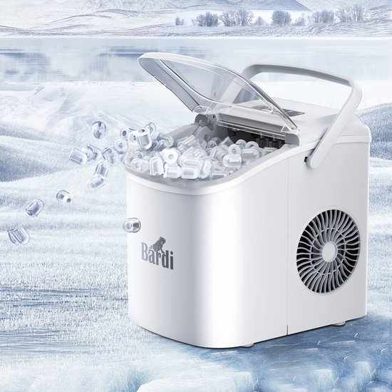 Witte Bardi ijsblokjesmachine in besneeuwde omgeving met rondvliegende ijsblokjes.