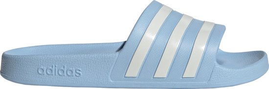 Zijaanzicht van een lichtblauwe Adidas Adilette slipper met witte strepen en logo.