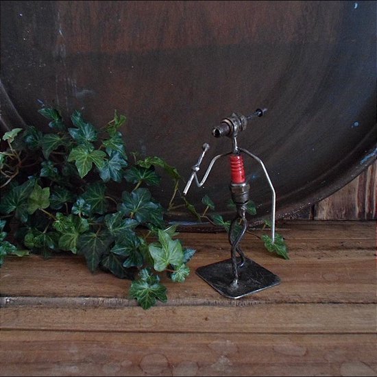 Moogoo ijzeren bougie sculptuur zanger /IJzeren beeldje zanger handgemaakt 15 cm