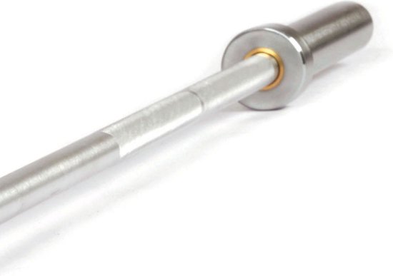 Detail van het uiteinde van een zilverkleurige halterstang met gouden ring en gekartelde grip.
