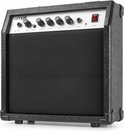 Een zwarte elektrische gitaarversterker met een zilveren bedieningspaneel en zwarte speaker grille.