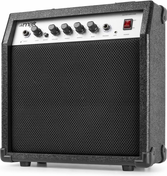 Een zwarte elektrische gitaarversterker met een zilveren bedieningspaneel en zwarte speaker grille.