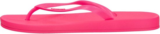 Roze Ipanema teenslipper met een golvend patroon op de voet.