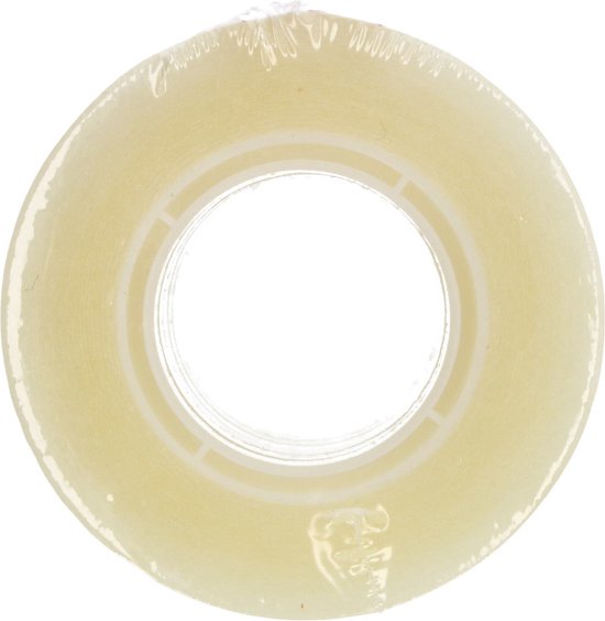 Een rol transparant plakband met een witte kern, bedekt met plastic folie.