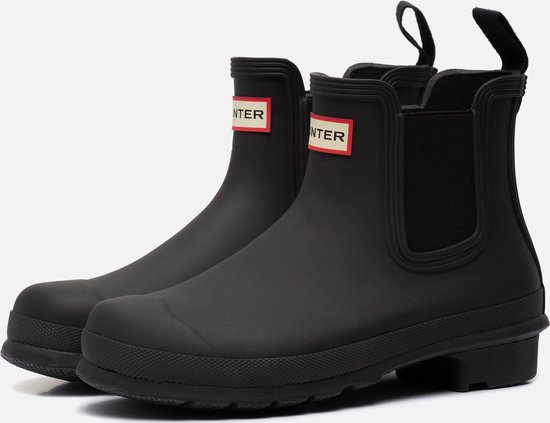 Paar zwarte, lage Chelsea regenlaarzen met rode Hunter-logo's.