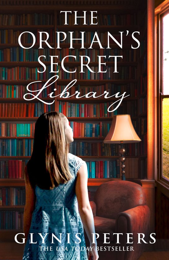 Boekomslag: een meisje kijkt naar een bibliotheek met veel boeken en een lamp, met de titel 'The Orphan's Secret Library'.