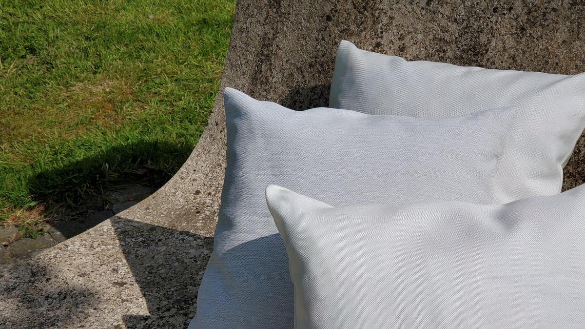 Stijlvol wit buitenkussen van Qush Upper Class voor loungesets, waterbestendig, kleurvast, en vlekbestendig.