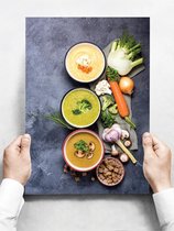 Wandbord: veganistische soepen in kommetjes in een moderne keuken - 30 x 42 cm